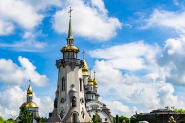 Hristiyan kilisesi, yüksek çan kulesinde ibadet için kesişiyor. Çan kulesinde haçı olan güzel bir kiliseden samimi bir duaya kadar fotoğraf çekiliyor. Çan kulesi üzerinde kilise duası açık gökyüzü üzerinde.