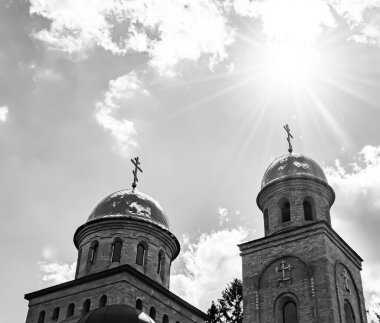 Hristiyan kilisesi, yüksek çan kulesinde ibadet için kesişiyor. Çan kulesinde haçı olan güzel bir kiliseden samimi bir duaya kadar fotoğraf çekiliyor. Çan kulesi üzerinde kilise duası açık gökyüzü üzerinde.