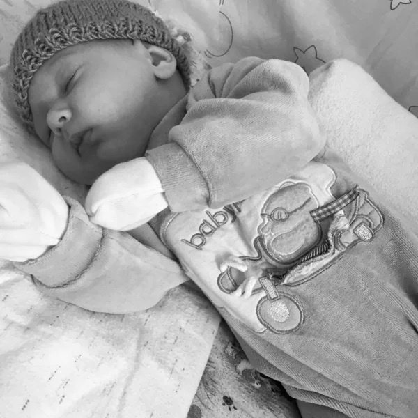 Vacker Sovande Baby Pojke Med Barn Hatt Poserar Fotograf För — Stockfoto