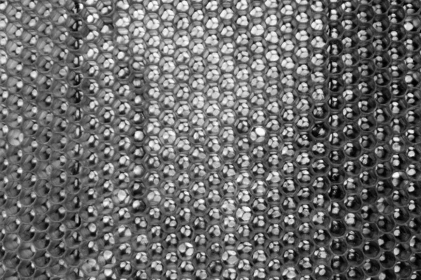 Altın nektarla dolu altıgen bal peteklerinden arı damlayan bal damlası, bal peteği yaz kompozisyonu doğal bal damlası, balmumu çerçeve arısına damlayan bal damlası, bal peteğine damlayan bal damlası