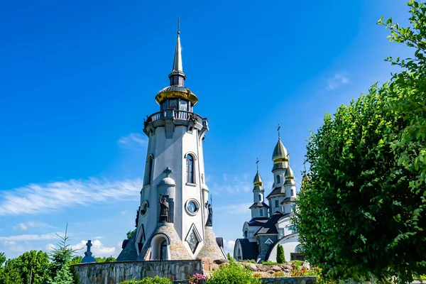 Hristiyan kilisesi, yüksek çan kulesinde ibadet için kesişiyor. Çan kulesinde haçı olan güzel bir kiliseden samimi bir duaya kadar fotoğraf çekiliyor. Çan kulesi üzerinde kilise duası açık gökyüzü üzerinde.