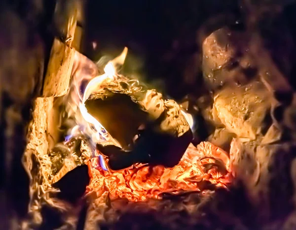 Hermosa Chimenea Antigua Con Fuego Llama Para Calefacción Sala Edificio — Foto de Stock