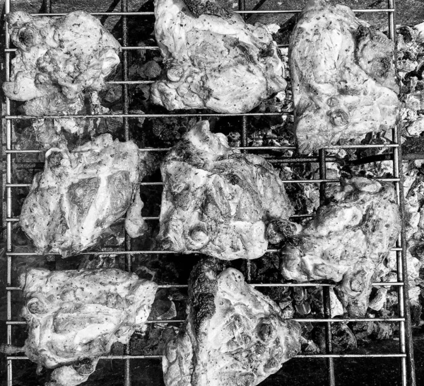 写真でテーマに美しい焼き鶏の肉を食べる準備ができて火鉢 熱い炎と火鉢で焼き鶏の肉で構成される写真 鳥のステーキから火鉢で焼き鶏の肉 — ストック写真