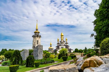 Hristiyan kilisesi, yüksek çan kulesinde ibadet için kesişiyor. Çan kulesinde haçı olan güzel bir kiliseden samimi bir duaya kadar fotoğraf çekiliyor. Çan kulesi üzerinde kilise duası açık gökyüzü üzerinde.