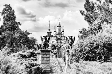 Hristiyan kilisesi, yüksek çan kulesinde ibadet için kesişiyor. Çan kulesinde haçı olan güzel bir kiliseden samimi bir duaya kadar fotoğraf çekiliyor. Çan kulesi üzerinde kilise duası açık gökyüzü üzerinde.