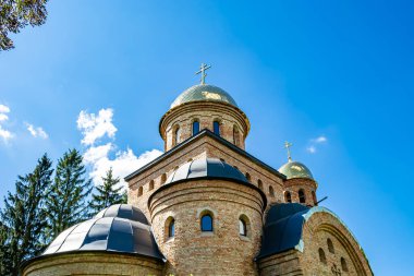 Hristiyan kilisesi, yüksek çan kulesinde ibadet için kesişiyor. Çan kulesinde haçı olan güzel bir kiliseden samimi bir duaya kadar fotoğraf çekiliyor. Çan kulesi üzerinde kilise duası açık gökyüzü üzerinde.