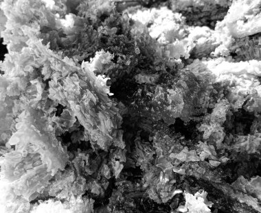 Altın nektarla dolu altıgen bal peteklerinden arı damlayan bal damlası, bal peteği yaz kompozisyonu doğal bal damlası, balmumu çerçeve arısına damlayan bal damlası, bal peteğine damlayan bal damlası