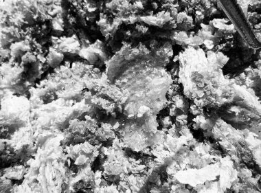 Altın nektarla dolu altıgen bal peteklerinden arı damlayan bal damlası, bal peteği yaz kompozisyonu doğal bal damlası, balmumu çerçeve arısına damlayan bal damlası, bal peteğine damlayan bal damlası