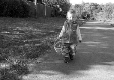 Renkli fotoğraf için poz veren çocuk yüzlü güzel erkek bebek, çocuk imajı olan erkek bebek kadrosu, beyaz yüz ifadesi, çocuk suratlı sağlıklı bir erkek çocuğu, iyi bir çekim için dinleniyor.