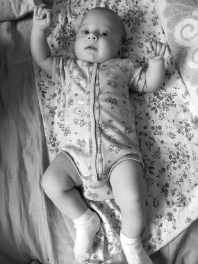 Renkli fotoğraf için poz veren çocuk yüzlü güzel erkek bebek, çocuk imajı olan erkek bebek kadrosu, beyaz yüz ifadesi, çocuk suratlı sağlıklı bir erkek çocuğu, iyi bir çekim için dinleniyor.