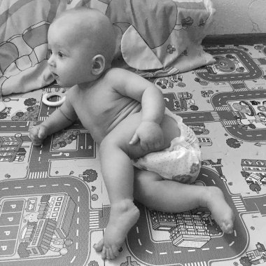 Renkli fotoğraf için poz veren çocuk yüzlü güzel erkek bebek, çocuk imajı olan erkek bebek kadrosu, beyaz yüz ifadesi, çocuk suratlı sağlıklı bir erkek çocuğu, iyi bir çekim için dinleniyor.