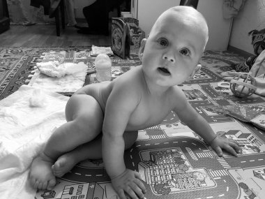 Renkli fotoğraf için poz veren çocuk yüzlü güzel erkek bebek, çocuk imajı olan erkek bebek kadrosu, beyaz yüz ifadesi, çocuk suratlı sağlıklı bir erkek çocuğu, iyi bir çekim için dinleniyor.