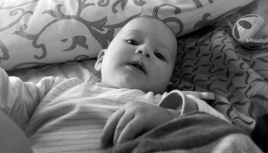 Renkli fotoğraf için poz veren çocuk yüzlü güzel erkek bebek, çocuk imajı olan erkek bebek kadrosu, beyaz yüz ifadesi, çocuk suratlı sağlıklı bir erkek çocuğu, iyi bir çekim için dinleniyor.