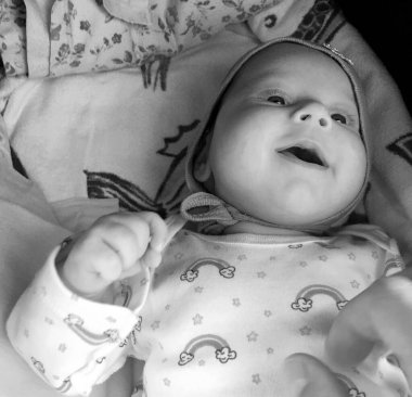 Renkli fotoğraf için poz veren çocuk yüzlü güzel erkek bebek, çocuk imajı olan erkek bebek kadrosu, beyaz yüz ifadesi, çocuk suratlı sağlıklı bir erkek çocuğu, iyi bir çekim için dinleniyor.