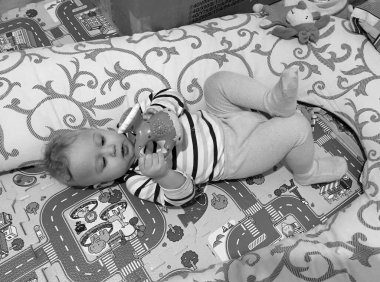 Renkli fotoğraf için poz veren çocuk yüzlü güzel erkek bebek, çocuk imajı olan erkek bebek kadrosu, beyaz yüz ifadesi, çocuk suratlı sağlıklı bir erkek çocuğu, iyi bir çekim için dinleniyor.