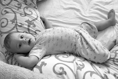 Renkli fotoğraf için poz veren çocuk yüzlü güzel erkek bebek, çocuk imajı olan erkek bebek kadrosu, beyaz yüz ifadesi, çocuk suratlı sağlıklı bir erkek çocuğu, iyi bir çekim için dinleniyor.