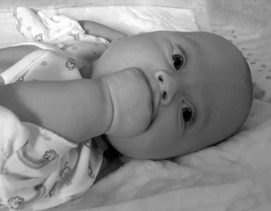 Renkli fotoğraf için poz veren çocuk yüzlü güzel erkek bebek, çocuk imajı olan erkek bebek kadrosu, beyaz yüz ifadesi, çocuk suratlı sağlıklı bir erkek çocuğu, iyi bir çekim için dinleniyor.