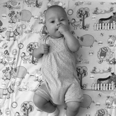 Renkli fotoğraf için poz veren çocuk yüzlü güzel erkek bebek, çocuk imajı olan erkek bebek kadrosu, beyaz yüz ifadesi, çocuk suratlı sağlıklı bir erkek çocuğu, iyi bir çekim için dinleniyor.