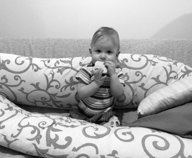 Renkli fotoğraf için poz veren çocuk yüzlü güzel erkek bebek, çocuk imajı olan erkek bebek kadrosu, beyaz yüz ifadesi, çocuk suratlı sağlıklı bir erkek çocuğu, iyi bir çekim için dinleniyor.