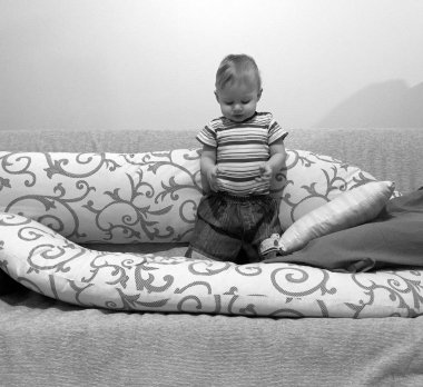 Renkli fotoğraf için poz veren çocuk yüzlü güzel erkek bebek, çocuk imajı olan erkek bebek kadrosu, beyaz yüz ifadesi, çocuk suratlı sağlıklı bir erkek çocuğu, iyi bir çekim için dinleniyor.