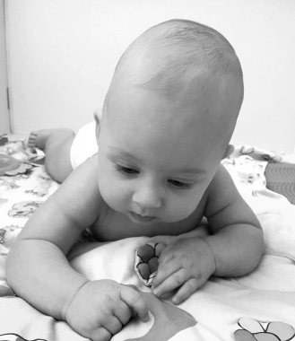 Renkli fotoğraf için poz veren çocuk yüzlü güzel erkek bebek, çocuk imajı olan erkek bebek kadrosu, beyaz yüz ifadesi, çocuk suratlı sağlıklı bir erkek çocuğu, iyi bir çekim için dinleniyor.