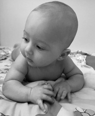 Renkli fotoğraf için poz veren çocuk yüzlü güzel erkek bebek, çocuk imajı olan erkek bebek kadrosu, beyaz yüz ifadesi, çocuk suratlı sağlıklı bir erkek çocuğu, iyi bir çekim için dinleniyor.