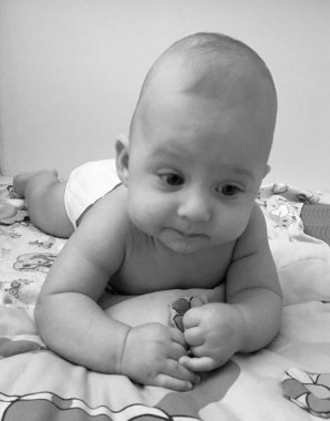 Renkli fotoğraf için poz veren çocuk yüzlü güzel erkek bebek, çocuk imajı olan erkek bebek kadrosu, beyaz yüz ifadesi, çocuk suratlı sağlıklı bir erkek çocuğu, iyi bir çekim için dinleniyor.