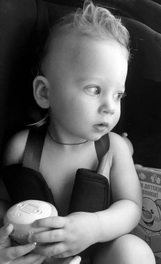 Renkli fotoğraf için poz veren çocuk yüzlü güzel erkek bebek, çocuk imajı olan erkek bebek kadrosu, beyaz yüz ifadesi, çocuk suratlı sağlıklı bir erkek çocuğu, iyi bir çekim için dinleniyor.