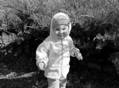 Renkli fotoğraf için poz veren çocuk yüzlü güzel erkek bebek, çocuk imajı olan erkek bebek kadrosu, beyaz yüz ifadesi, çocuk suratlı sağlıklı bir erkek çocuğu, iyi bir çekim için dinleniyor.