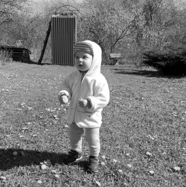 Renkli fotoğraf için poz veren çocuk yüzlü güzel erkek bebek, çocuk imajı olan erkek bebek kadrosu, beyaz yüz ifadesi, çocuk suratlı sağlıklı bir erkek çocuğu, iyi bir çekim için dinleniyor.