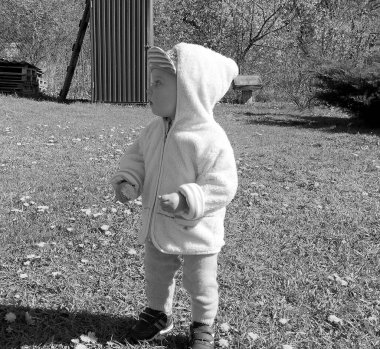 Renkli fotoğraf için poz veren çocuk yüzlü güzel erkek bebek, çocuk imajı olan erkek bebek kadrosu, beyaz yüz ifadesi, çocuk suratlı sağlıklı bir erkek çocuğu, iyi bir çekim için dinleniyor.