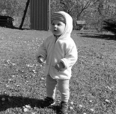 Renkli fotoğraf için poz veren çocuk yüzlü güzel erkek bebek, çocuk imajı olan erkek bebek kadrosu, beyaz yüz ifadesi, çocuk suratlı sağlıklı bir erkek çocuğu, iyi bir çekim için dinleniyor.