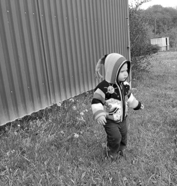 Renkli fotoğraf için poz veren çocuk yüzlü güzel erkek bebek, çocuk imajı olan erkek bebek kadrosu, beyaz yüz ifadesi, çocuk suratlı sağlıklı bir erkek çocuğu, iyi bir çekim için dinleniyor.