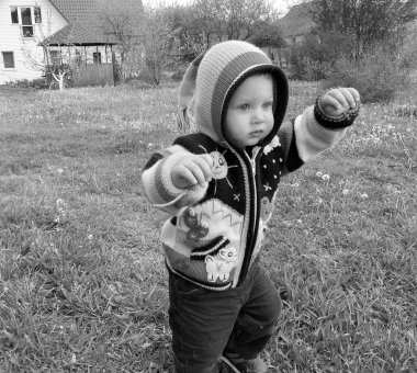 Renkli fotoğraf için poz veren çocuk yüzlü güzel erkek bebek, çocuk imajı olan erkek bebek kadrosu, beyaz yüz ifadesi, çocuk suratlı sağlıklı bir erkek çocuğu, iyi bir çekim için dinleniyor.