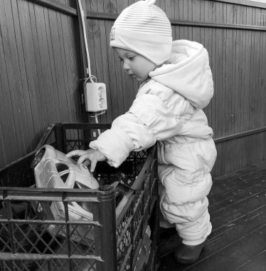 Renkli fotoğraf için poz veren çocuk yüzlü güzel erkek bebek, çocuk imajı olan erkek bebek kadrosu, beyaz yüz ifadesi, çocuk suratlı sağlıklı bir erkek çocuğu, iyi bir çekim için dinleniyor.