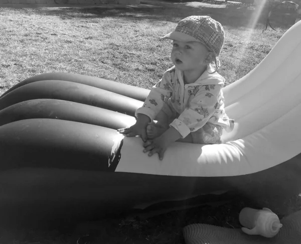 Renkli fotoğraf için poz veren çocuk yüzlü güzel erkek bebek, çocuk imajı olan erkek bebek kadrosu, beyaz yüz ifadesi, çocuk suratlı sağlıklı bir erkek çocuğu, iyi bir çekim için dinleniyor.