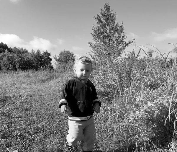 Hermoso Bebé Niño Con Cara Niño Posando Fotógrafo Para Foto —  Fotos de Stock