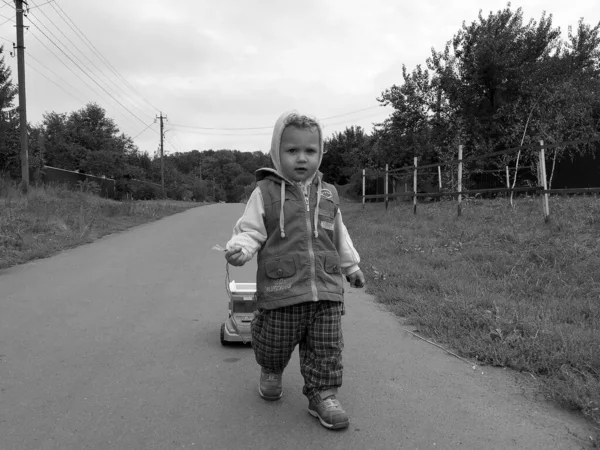 Renkli fotoğraf için poz veren çocuk yüzlü güzel erkek bebek, çocuk imajı olan erkek bebek kadrosu, beyaz yüz ifadesi, çocuk suratlı sağlıklı bir erkek çocuğu, iyi bir çekim için dinleniyor.