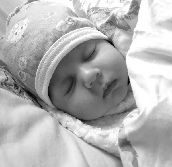 Vacker Sovande Baby Pojke Med Barn Hatt Poserar Fotograf För — Stockfoto