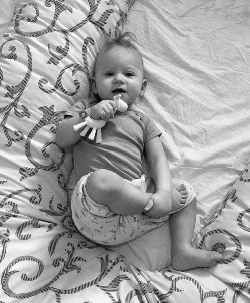 Renkli fotoğraf için poz veren çocuk yüzlü güzel erkek bebek, çocuk imajı olan erkek bebek kadrosu, beyaz yüz ifadesi, çocuk suratlı sağlıklı bir erkek çocuğu, iyi bir çekim için dinleniyor.