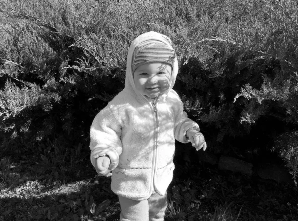 Renkli fotoğraf için poz veren çocuk yüzlü güzel erkek bebek, çocuk imajı olan erkek bebek kadrosu, beyaz yüz ifadesi, çocuk suratlı sağlıklı bir erkek çocuğu, iyi bir çekim için dinleniyor.