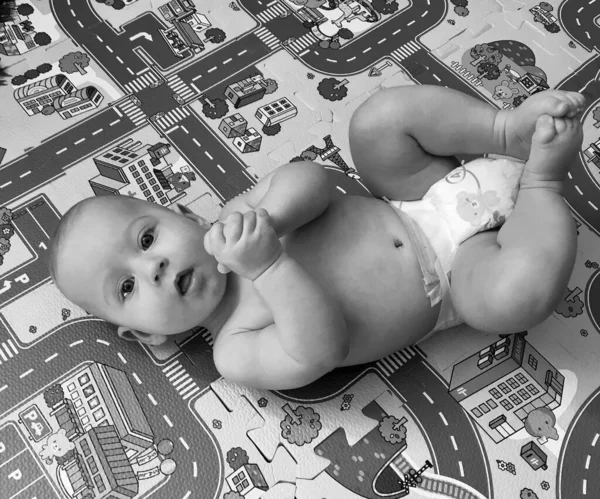 Renkli fotoğraf için poz veren çocuk yüzlü güzel erkek bebek, çocuk imajı olan erkek bebek kadrosu, beyaz yüz ifadesi, çocuk suratlı sağlıklı bir erkek çocuğu, iyi bir çekim için dinleniyor.