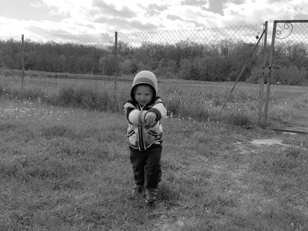 Renkli fotoğraf için poz veren çocuk yüzlü güzel erkek bebek, çocuk imajı olan erkek bebek kadrosu, beyaz yüz ifadesi, çocuk suratlı sağlıklı bir erkek çocuğu, iyi bir çekim için dinleniyor.