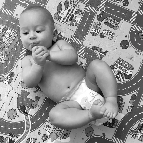 Renkli fotoğraf için poz veren çocuk yüzlü güzel erkek bebek, çocuk imajı olan erkek bebek kadrosu, beyaz yüz ifadesi, çocuk suratlı sağlıklı bir erkek çocuğu, iyi bir çekim için dinleniyor.