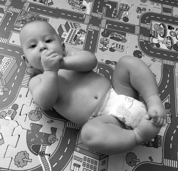 Renkli fotoğraf için poz veren çocuk yüzlü güzel erkek bebek, çocuk imajı olan erkek bebek kadrosu, beyaz yüz ifadesi, çocuk suratlı sağlıklı bir erkek çocuğu, iyi bir çekim için dinleniyor.