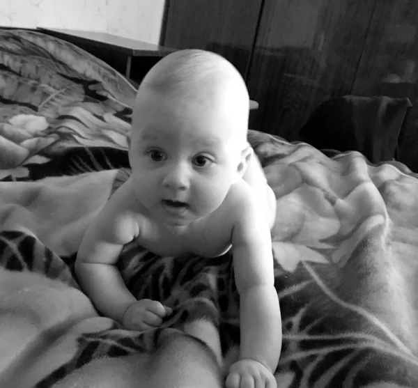 Renkli fotoğraf için poz veren çocuk yüzlü güzel erkek bebek, çocuk imajı olan erkek bebek kadrosu, beyaz yüz ifadesi, çocuk suratlı sağlıklı bir erkek çocuğu, iyi bir çekim için dinleniyor.