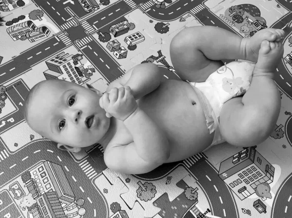 Renkli fotoğraf için poz veren çocuk yüzlü güzel erkek bebek, çocuk imajı olan erkek bebek kadrosu, beyaz yüz ifadesi, çocuk suratlı sağlıklı bir erkek çocuğu, iyi bir çekim için dinleniyor.