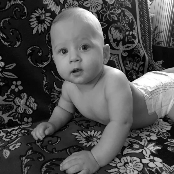 Renkli fotoğraf için poz veren çocuk yüzlü güzel erkek bebek, çocuk imajı olan erkek bebek kadrosu, beyaz yüz ifadesi, çocuk suratlı sağlıklı bir erkek çocuğu, iyi bir çekim için dinleniyor.