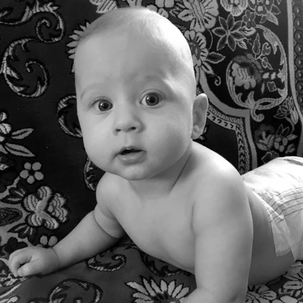 Renkli Fotoğraf Için Poz Veren Çocuk Yüzlü Güzel Erkek Bebek — Stok fotoğraf