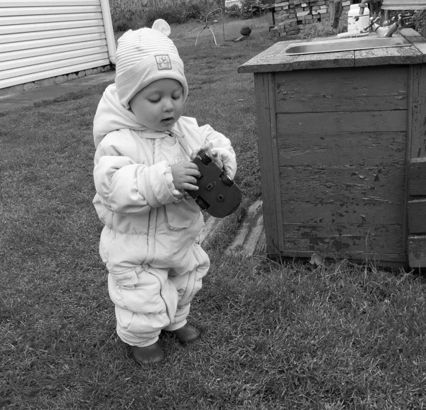 Renkli fotoğraf için poz veren çocuk yüzlü güzel erkek bebek, çocuk imajı olan erkek bebek kadrosu, beyaz yüz ifadesi, çocuk suratlı sağlıklı bir erkek çocuğu, iyi bir çekim için dinleniyor.